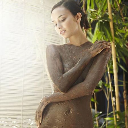 Hard Rock Hotel Goa Calangute Εξωτερικό φωτογραφία A woman with mud on her body