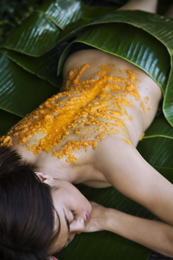Hard Rock Hotel Goa Calangute Εξωτερικό φωτογραφία A woman with turmeric applied to her back