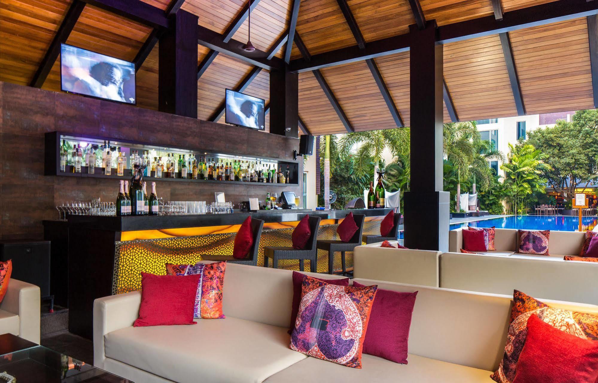 Hard Rock Hotel Goa Calangute Εξωτερικό φωτογραφία The bar at the pool